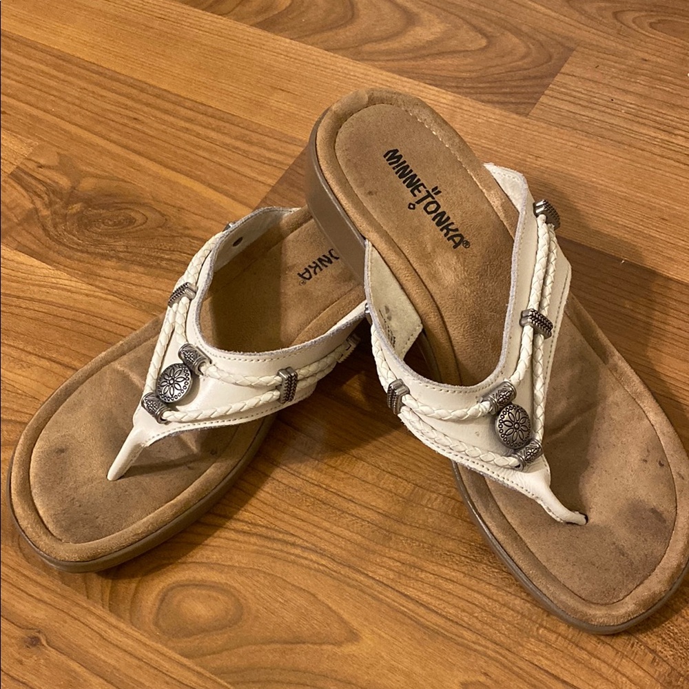 MINNETONKA White and Brown Leather Sandals 7